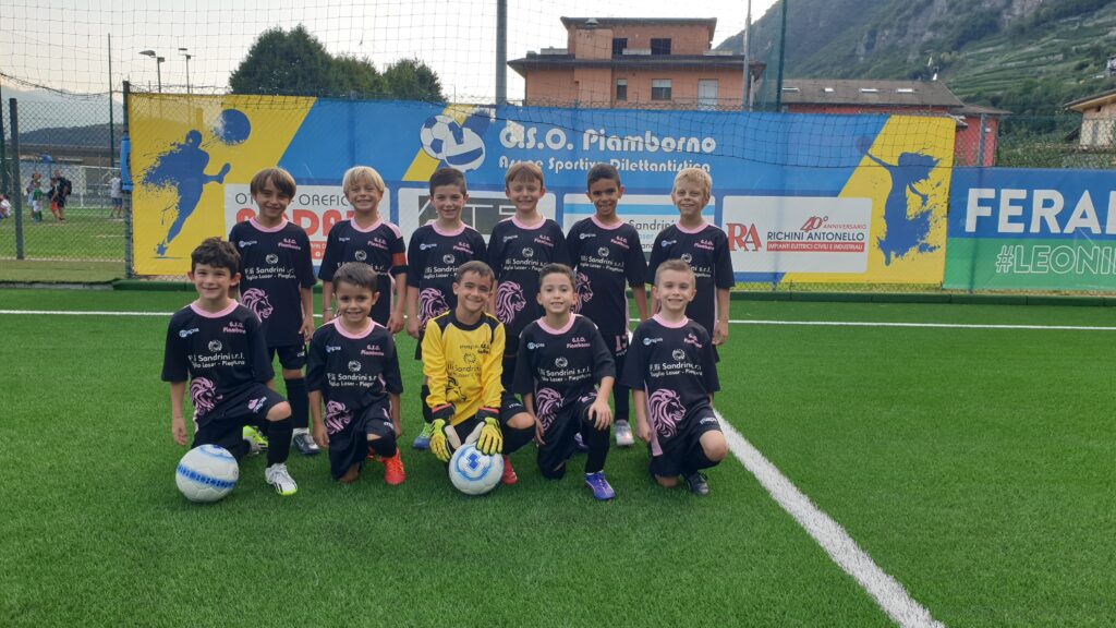 Foto di gruppo della squadra 2017, nel nuovo campo da calcio a 7